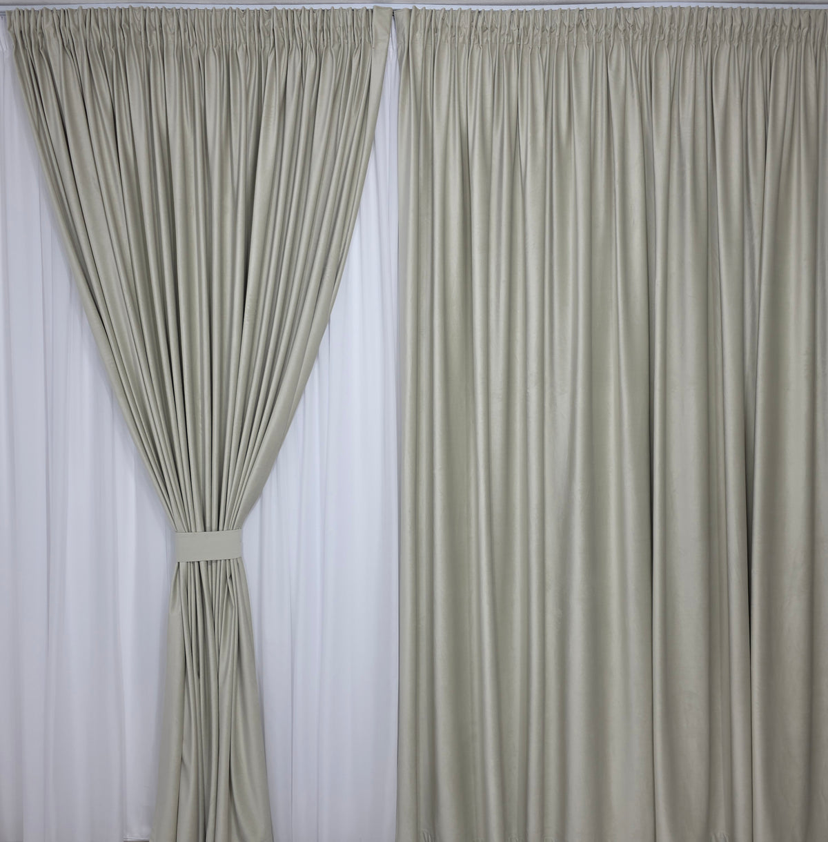 Set Dan: Perdea Alba Simpla Moale Jorjet si Draperie Simpla Catifea Bej Deschis-Ivory Blackout 70%