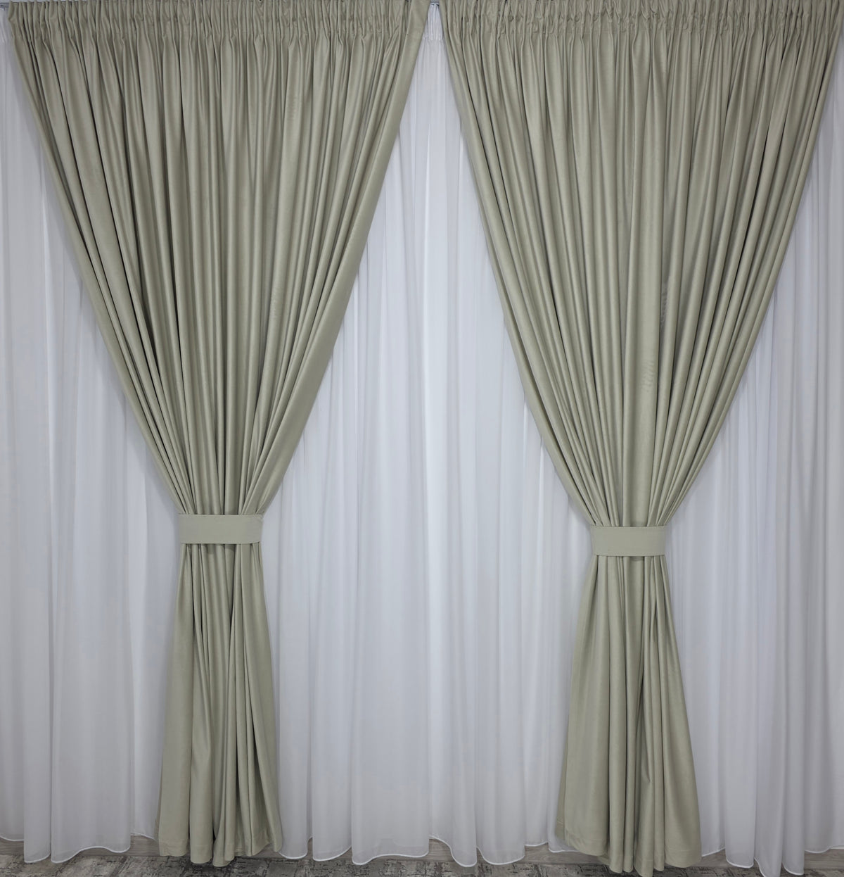 Set Dan: Perdea Alba Simpla Moale Jorjet si Draperie Simpla Catifea Bej Deschis-Ivory Blackout 70%