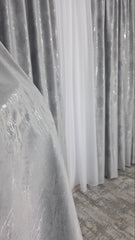 Set Morena: Perdea si Draperie Catifea Gri Deschis cu Model Blackout 90% – Ideal pentru Dormitor si Living