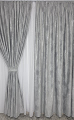 Set Morena: Perdea si Draperie Catifea Gri Deschis cu Model Blackout 90% – Ideal pentru Dormitor si Living