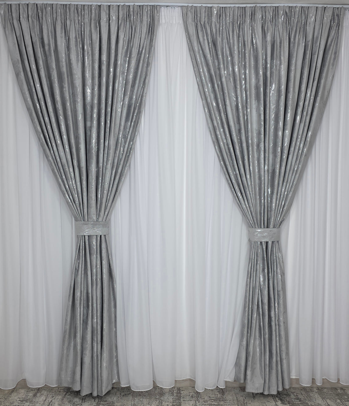 Set Morena: Perdea si Draperie Catifea Gri Deschis cu Model Blackout 90% – Ideal pentru Dormitor si Living