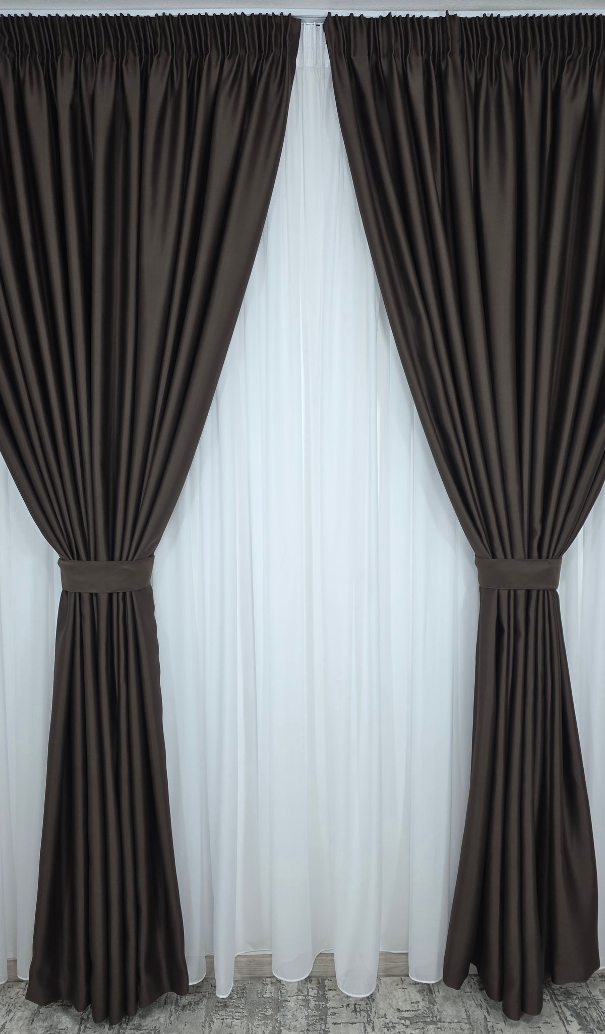 Colectia Blackout Varianta 107 Perdea Alba Voal Premium Jorjet si Draperie Maro Ciocolatiu Blackout 90-95% pentru Living si Dormitor in Nuante Crem, Bej si Lemn Natur