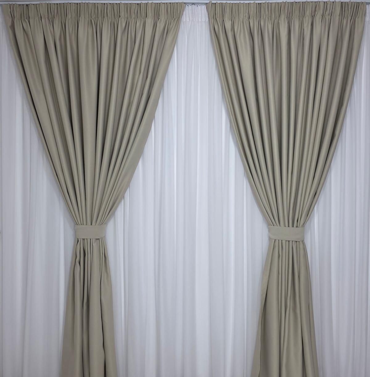 Colectia Blackout Varianta 24 Perdea Alba Voal Premium Jorjet si Draperie Bej Deschis Ivoire Blackout 70-90% pentru Living si Dormitor in Nuante Crem, Bej si Alb