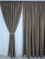 Colectia Blackout Varianta 100 Perdea Alba Voal Premium Jorjet si Draperie Maro Cappuccino Inchis Blackout 80-95% pentru Living si Dormitor in Nuante Crem, Bej si Lemn Natur