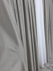 Draperie Simpla Catifea Gri Bej Blackout – Ideala pentru Livinguri Moderne cu Canapele Crem, Mobilier Gri sau Lemn Natur si Decoruri Bej-Gri