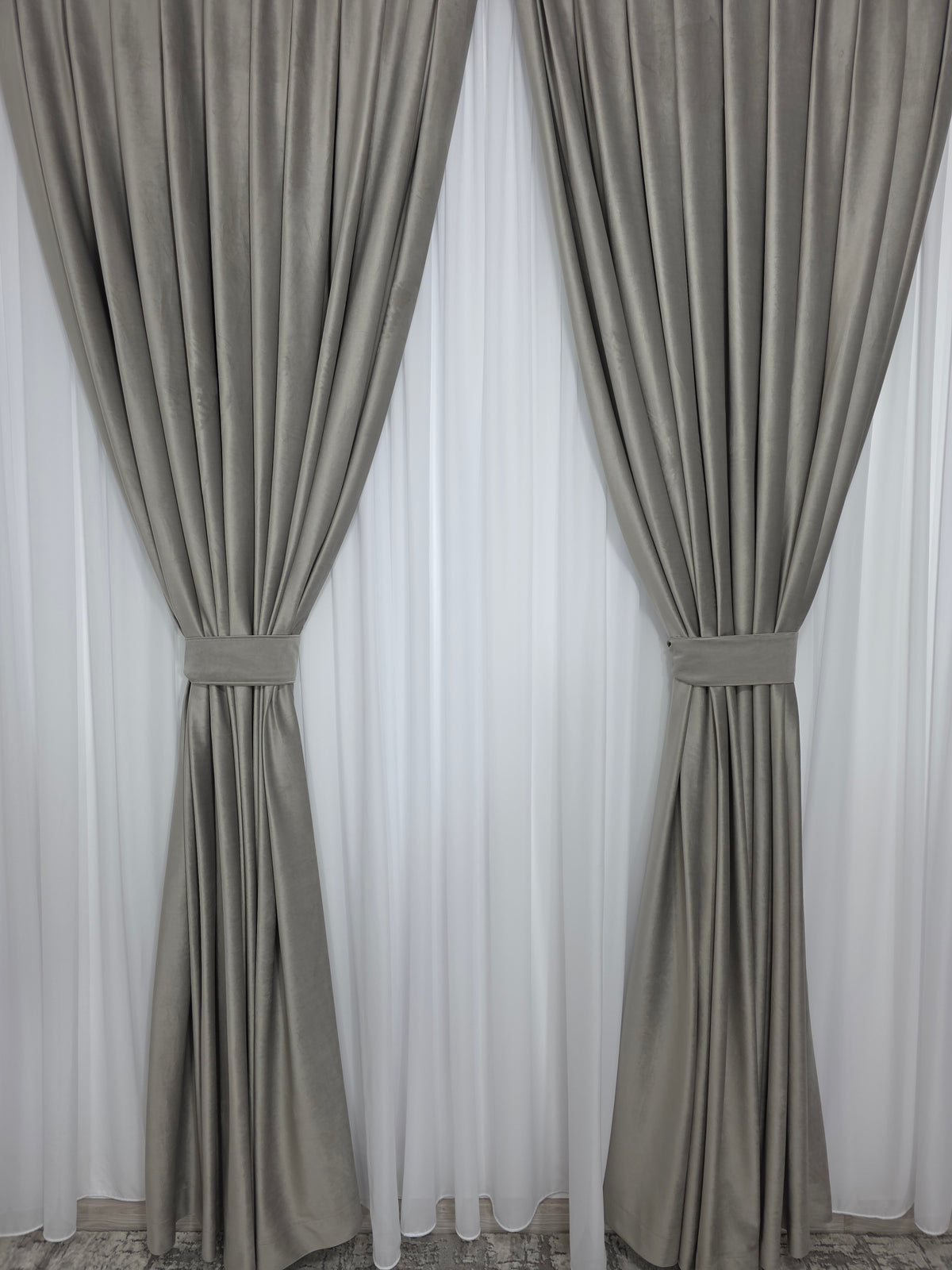 Set Amani: Perdea Alba Simpla si Draperie Simpla Catifea Bej Gri Blackout 70%