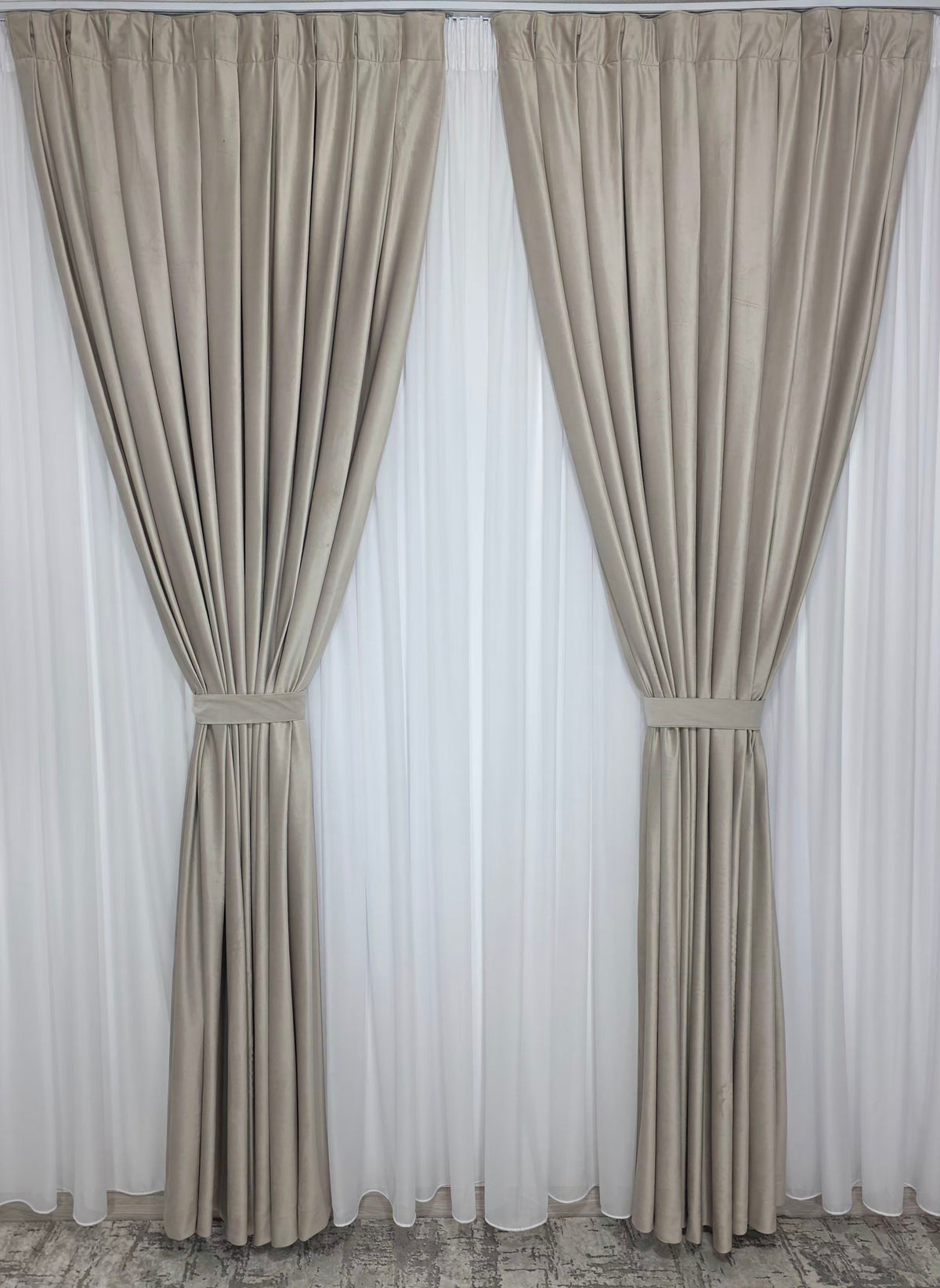Set Vidin: Perdea Alba Voal Premium Jorjet si Draperie Catifea Grej Roze Blackout – Ideal pentru Livinguri Elegante cu Canapele Crem, Mobilier Bej sau Lemn Natur si Accente Roz Pudrat