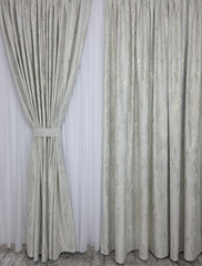 Set Perdea Voal Premium si Draperie Catifea Bej Deschis cu Insertii–ideal pentru livinguri elegante si dormitoare luminoase cu canapele crem, bej, cappuccino sau gri deschis si mobilier lemn natur sau alb