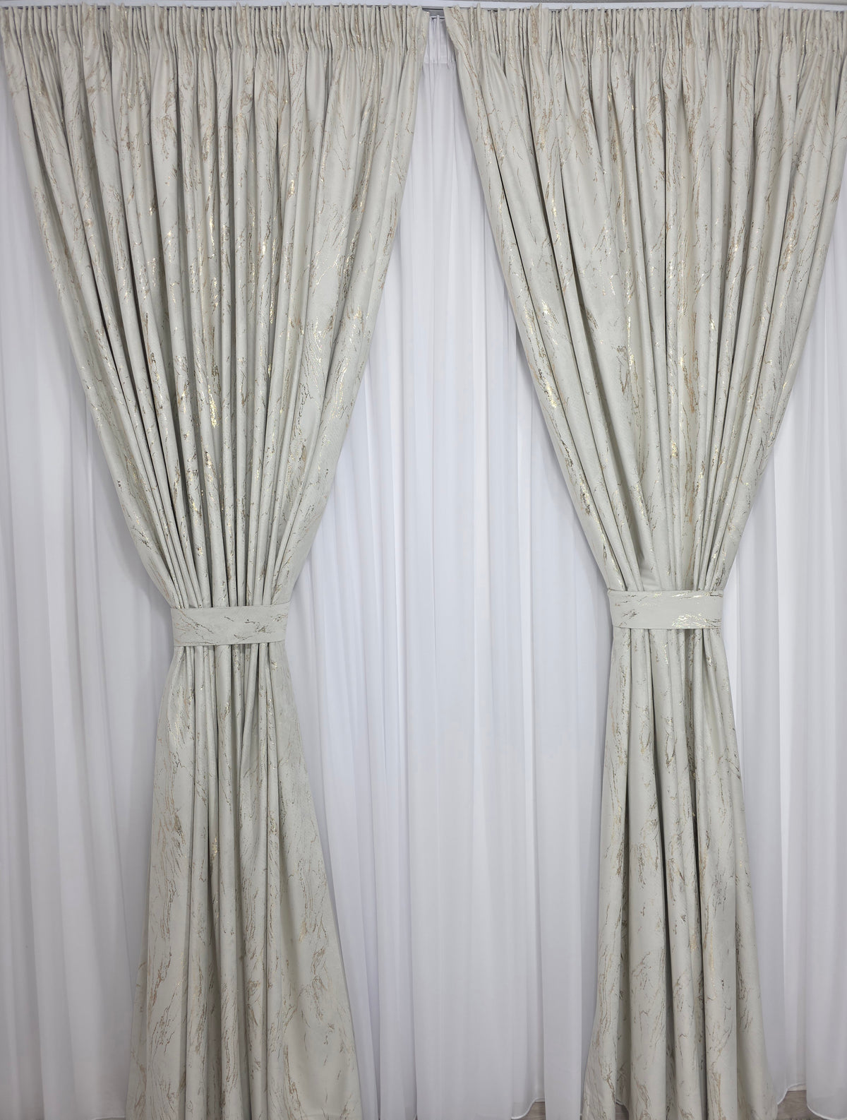 Set Perdea Voal Premium si Draperie Catifea Bej Deschis cu Insertii–ideal pentru livinguri elegante si dormitoare luminoase cu canapele crem, bej, cappuccino sau gri deschis si mobilier lemn natur sau alb
