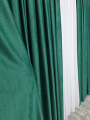 Set Aroma: Perdea Albă Voal Premium Jorjet și Draperie Catifea Verde Smarald Blackout 90% Varianta A15– Ideal pentru Living și Dormitor în Nuanțe Crem, Bej și Lemn Natur