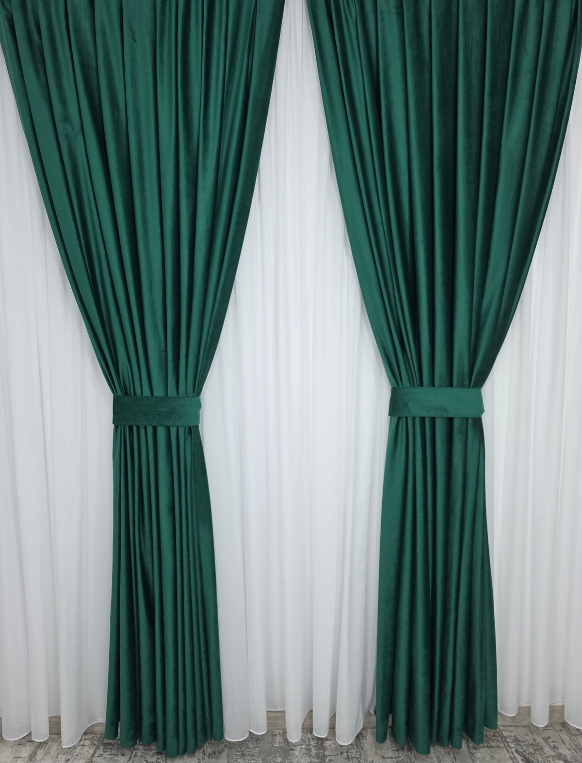 Set Aroma: Perdea Albă Voal Premium Jorjet și Draperie Catifea Verde Smarald Blackout 90% Varianta A15– Ideal pentru Living și Dormitor în Nuanțe Crem, Bej și Lemn Natur