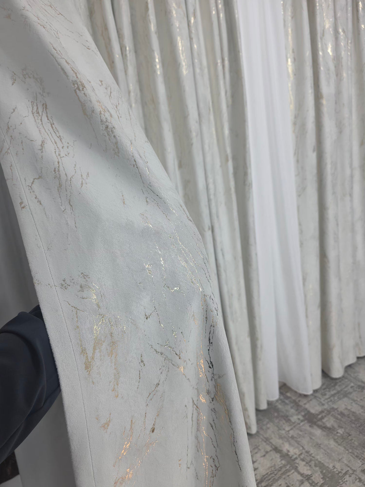 Colectia Milano – Perdea Matase cu Insertii Aurii si Draperie Catifea Ivoire Bej cu Insertii Aurii – Ideal pentru Livinguri cu Canapele Crem si Accente Aurii