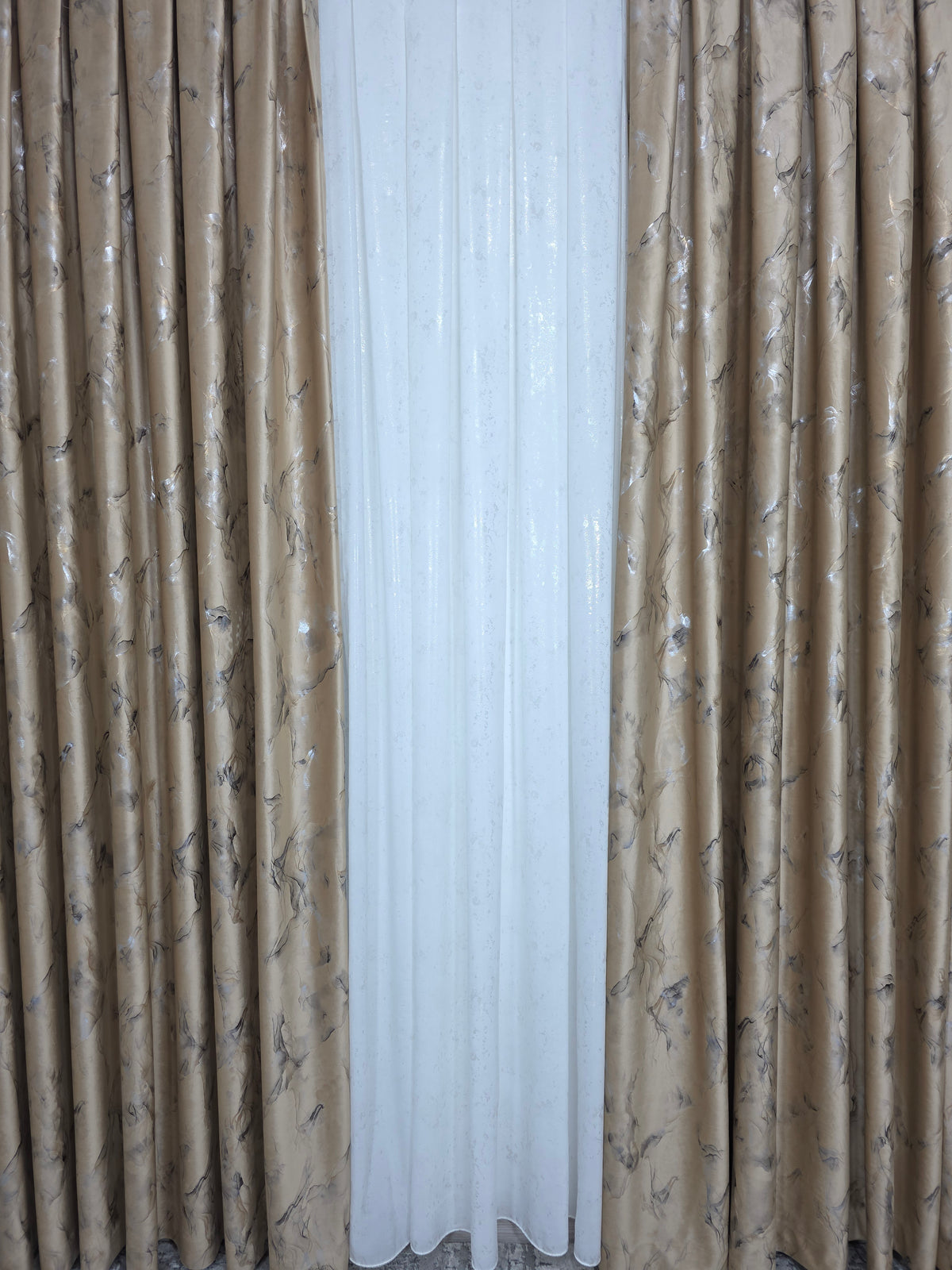 Colectia Davinci capucino auriu – Perdea Alba cu insertii si Draperie Catifea cu insertii– Ideal pentru Livinguri cu Canapele Crem, Bej, Cappuccino sau Gri Deschis si Mobilier din Lemn Natur