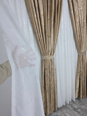 Colectia Davinci capucino auriu – Perdea Alba cu insertii si Draperie Catifea cu insertii– Ideal pentru Livinguri cu Canapele Crem, Bej, Cappuccino sau Gri Deschis si Mobilier din Lemn Natur