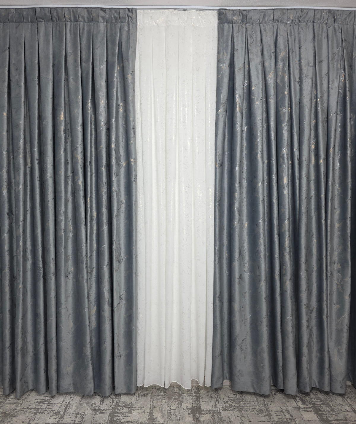 Colectia Davinci gri – Perdea Alba cu insertii si Draperie Catifea gri cu insertii– Ideal pentru Livinguri cu Canapele sau mobilier Gri sau alb