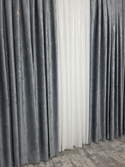 Colectia Davinci gri – Perdea Alba cu insertii si Draperie Catifea gri cu insertii– Ideal pentru Livinguri cu Canapele sau mobilier Gri sau alb