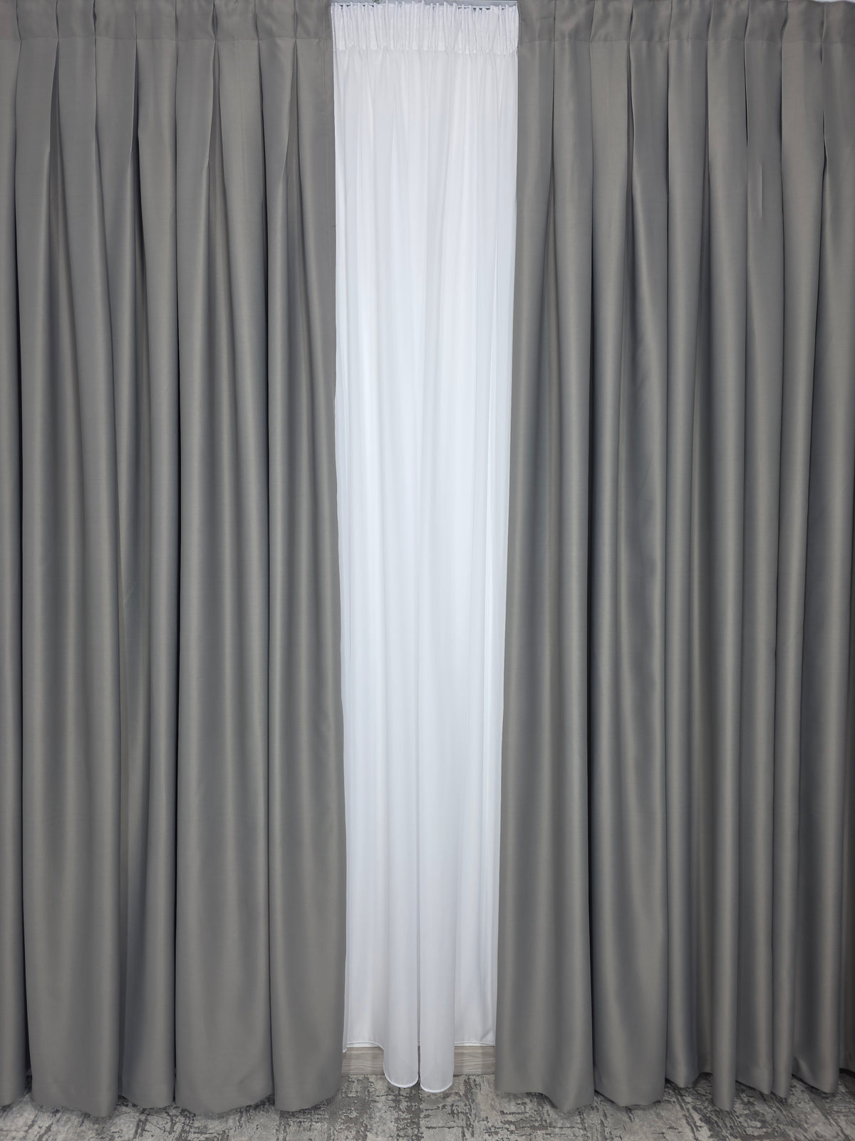 Colectia Blackout Varianta 101: draperie gri si perdea alba voal premium jorjet - perfecta pentru livinguri si dormitoare moderne in culori albe,gri sau crem