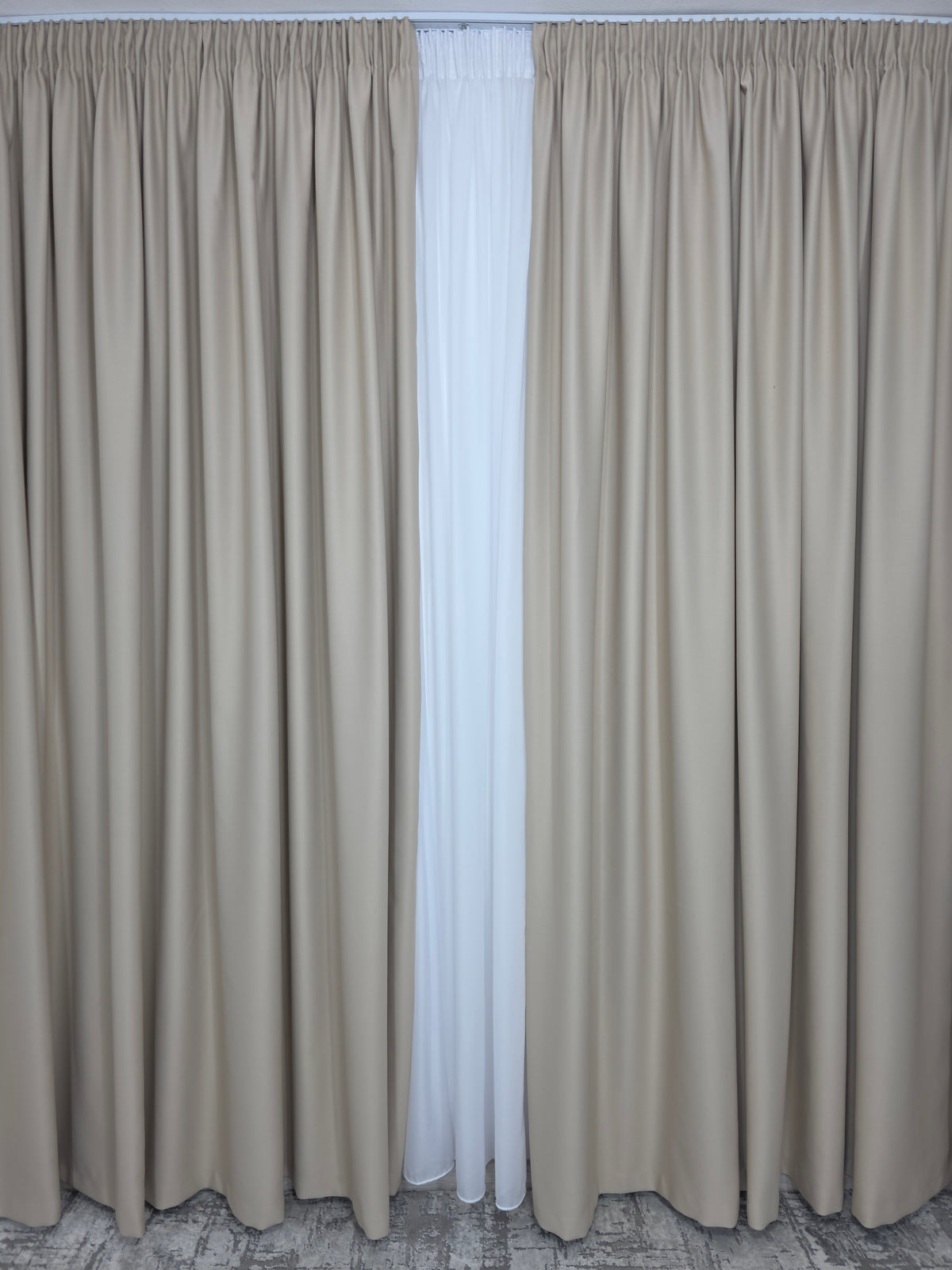 Colectia Blackout Varianta G203: Perdea Alba Voal Premium Jorjet si Draperie Crem pentru Living si Dormitor in Nuante Crem, Bej si Lemn Natur