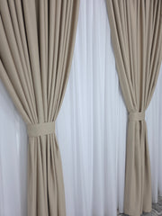 Colectia Blackout Varianta G203: Perdea Alba Voal Premium Jorjet si Draperie Crem pentru Living si Dormitor in Nuante Crem, Bej si Lemn Natur