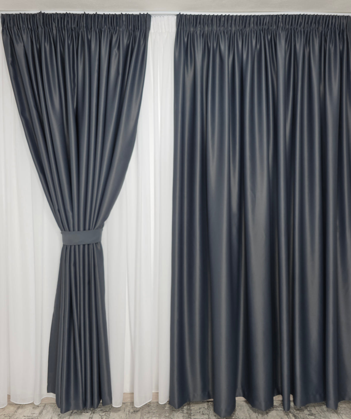 Ideal pentru living si dormitor modern cu pat sau canapea gri ori crem, pereti albi si mobilier alb – Colectia Blackout Varianta 19: Perdea Alba Voal Premium Jorjet si Draperie Gri Antracit – confectionat pe comanda