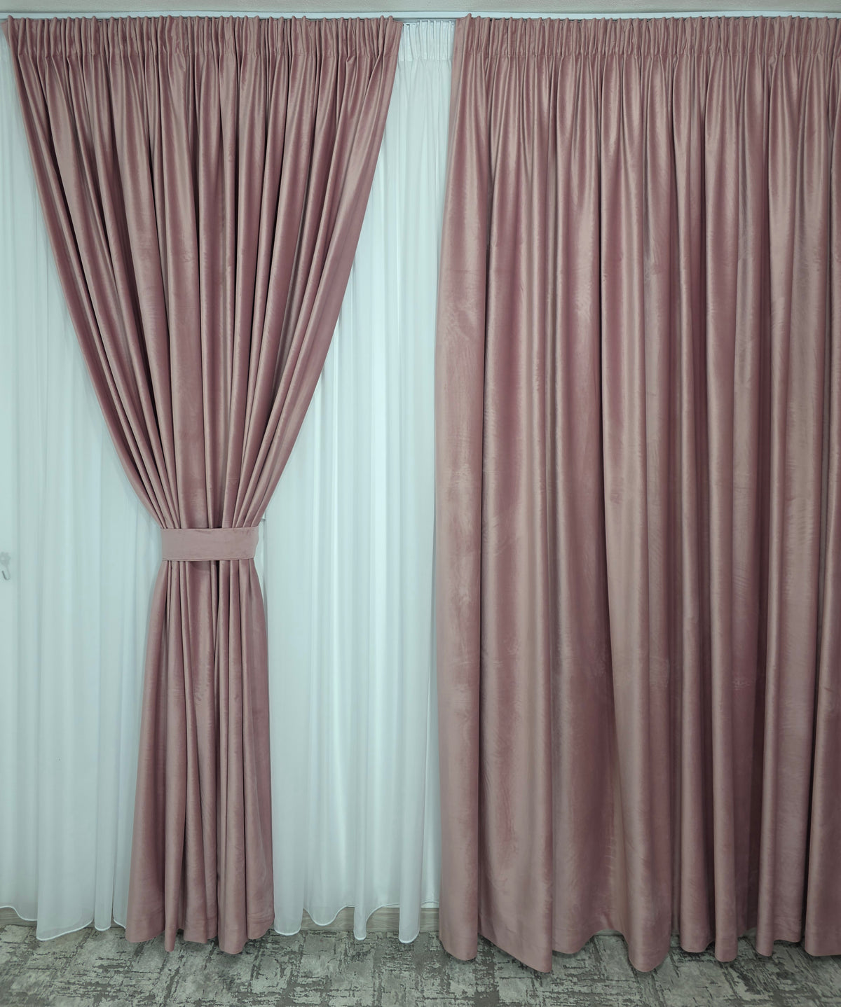 Set Mirela – Perdea Voal Premium si Draperie Catifea roz – Ideal pentru Livinguri si dormitoare Elegante