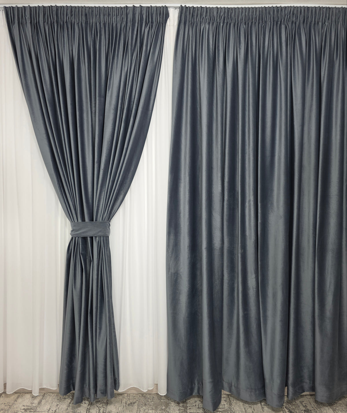 Set Duke– Perdea Voal Premium si  Draperie Catifea Gri Inchis Blackout 90-95% pentru Living si Dormitor Modern in Nuante Alb, Gri si Antracit, Confectionat la Comanda Casablanca Magazin