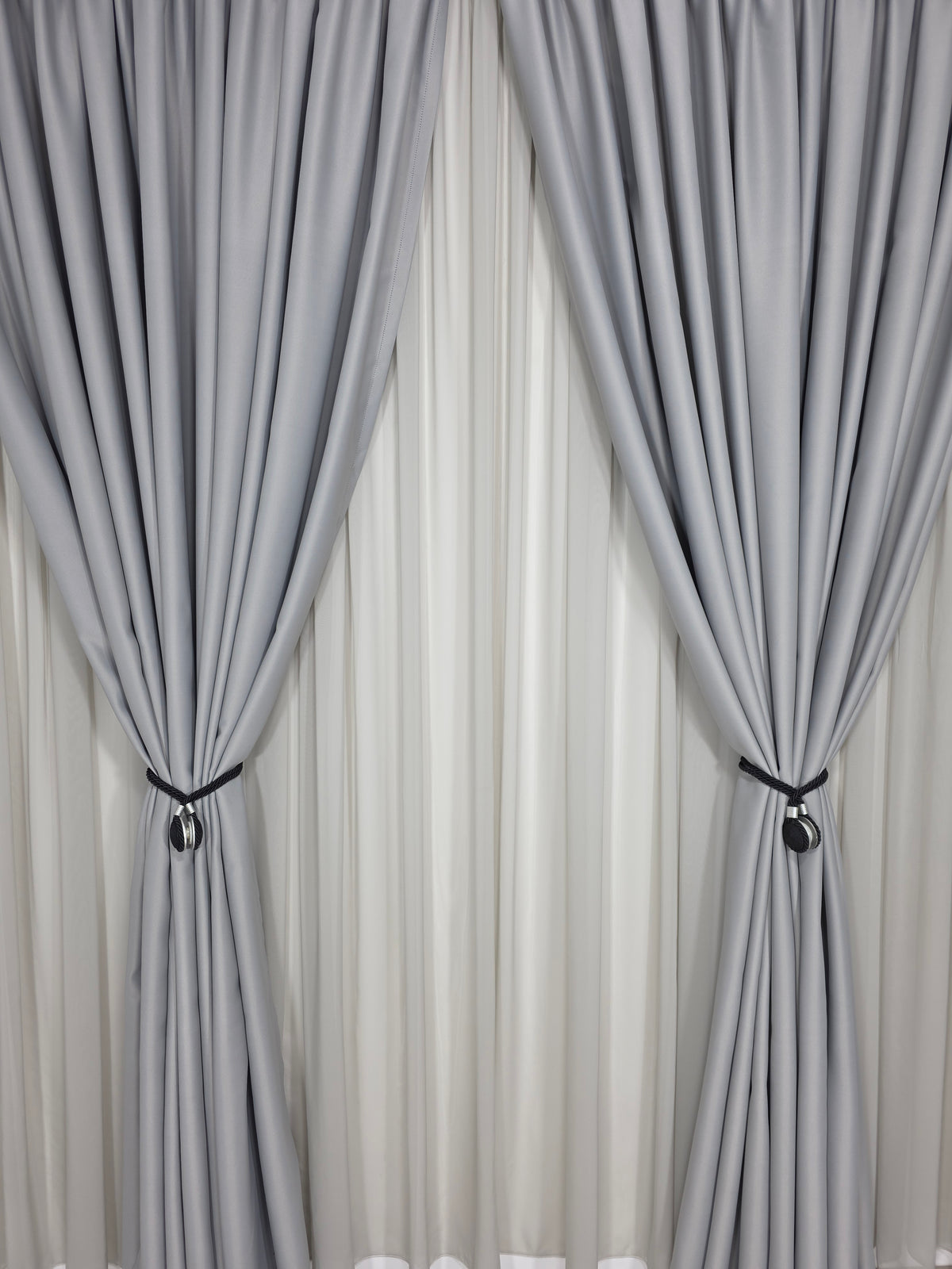 Set Ankara – Perdea Simpla Jorjet Gri si Draperie Simpla Gri Deschis – ideal pentru livinguri cu canapele gri si mobilier alb, negru – confectionat pe comanda