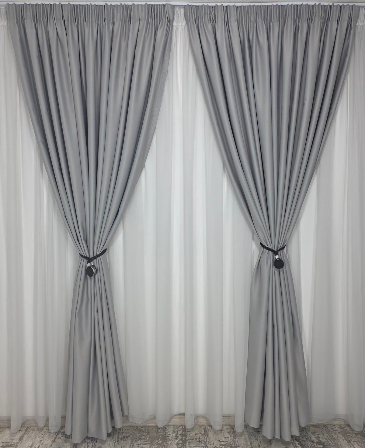 Set Istanbul: Perdea Voal  Gri si Draperie Gri Deschis – Ideal pentru Living si Dormitor in Nuanțe Gri, Alb si Negru