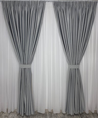 Draperie Gri Deschis Catifea Garantat Opaca model Premium blackout 100% – ideala pentru livinguri moderne si dormitoare elegante cu canapele crem, gri, alb– confectionata pe comanda