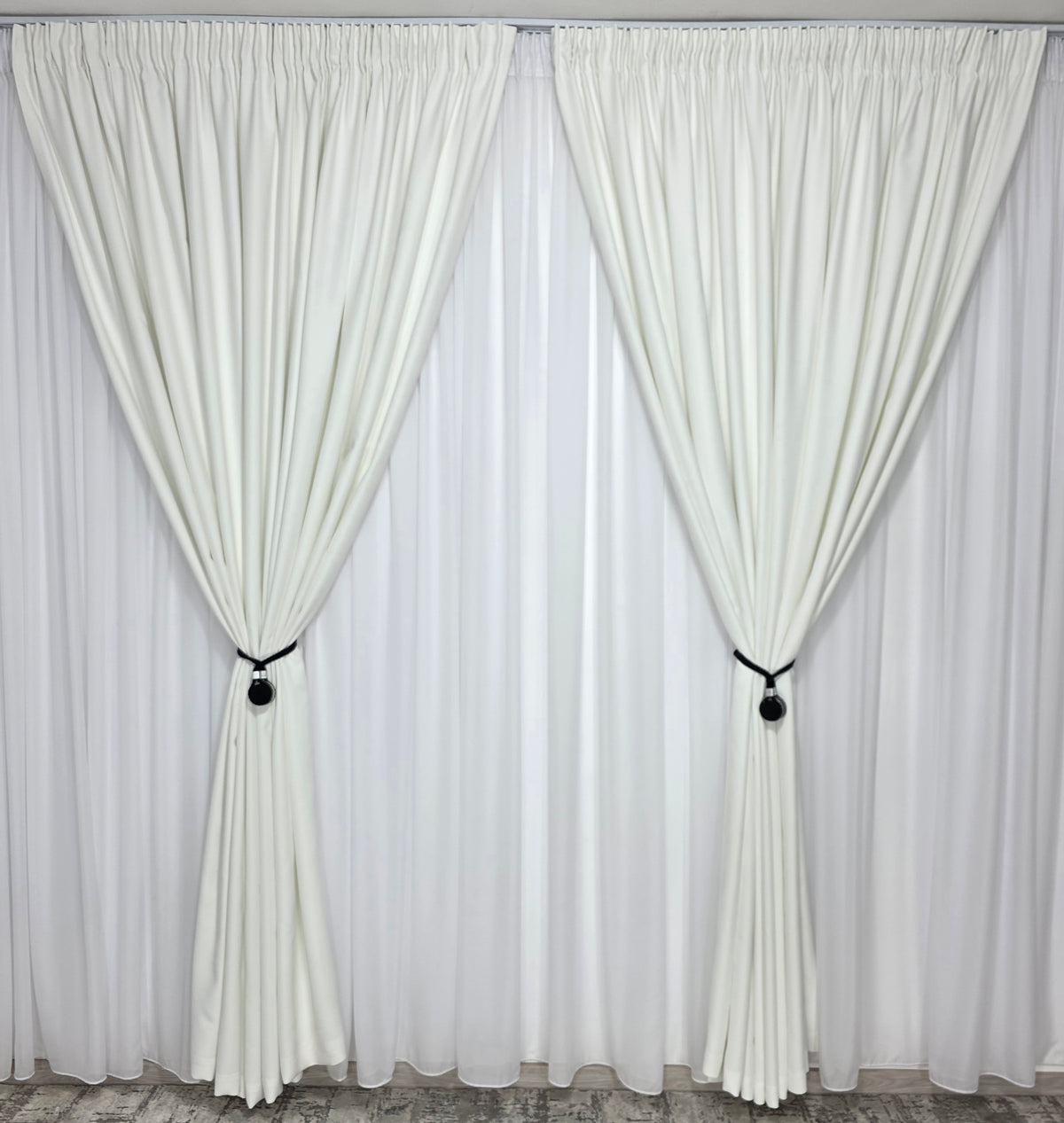 Colectia Blackout Varianta Alb: draperie alba si perdea alba voal premium jorjet - perfecta pentru livinguri si dormitoare moderne in culori albe,gri sau crem