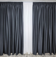 Draperie Tip Hotel Gri Blackout 98%, Material Gros Tip Stofa cu Textura Plina si Cadere Grea, Folosit in Hoteluri si Pensiuni – Potrivita cu Pat sau Canapea Gri, Alb, Crem ori Bej, Pereti Albi si Mobilier Alb, Gri sau Maro – Confectionata pe Comanda