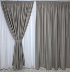 Set Premium Grej Inchis Catifea Usor Lucioasa Blackout Total – Nu Permite Deloc Patrunderea Luminii – Ideal pentru Livinguri si Dormitoare Elegante – Confectionat pe Comanda Casablanca Magazin