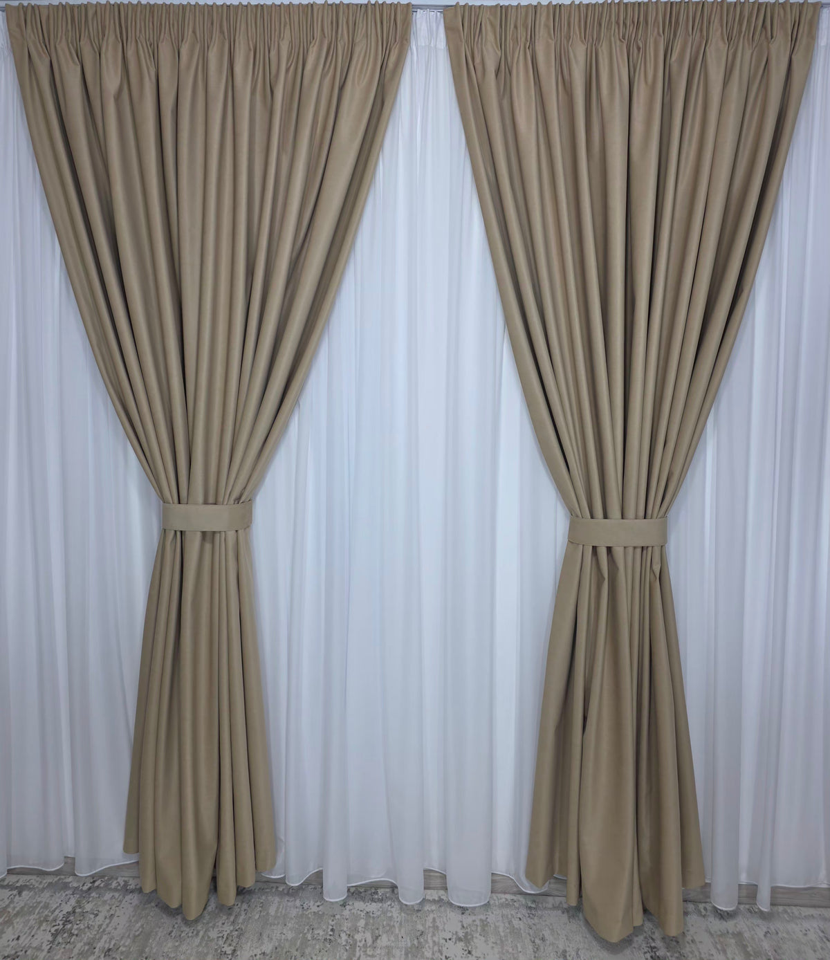 Set Premium Crem Capucino Catifea Usor Lucioasa Blackout Total – Nu Permite Deloc Patrunderea Luminii – Ideal pentru Livinguri si Dormitoare Elegante – Confectionat pe Comanda Casablanca Magazin