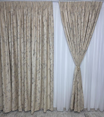 Draperie Davinci Catifea Crem cu Insertii – Ideala pentru Livinguri Luminoase cu Canapele Crem, Mobilier Bej si Accente Aurii – Confectionata pe Comanda