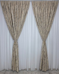 Draperie Davinci Catifea Crem cu Insertii – Ideala pentru Livinguri Luminoase cu Canapele Crem, Mobilier Bej si Accente Aurii – Confectionata pe Comanda