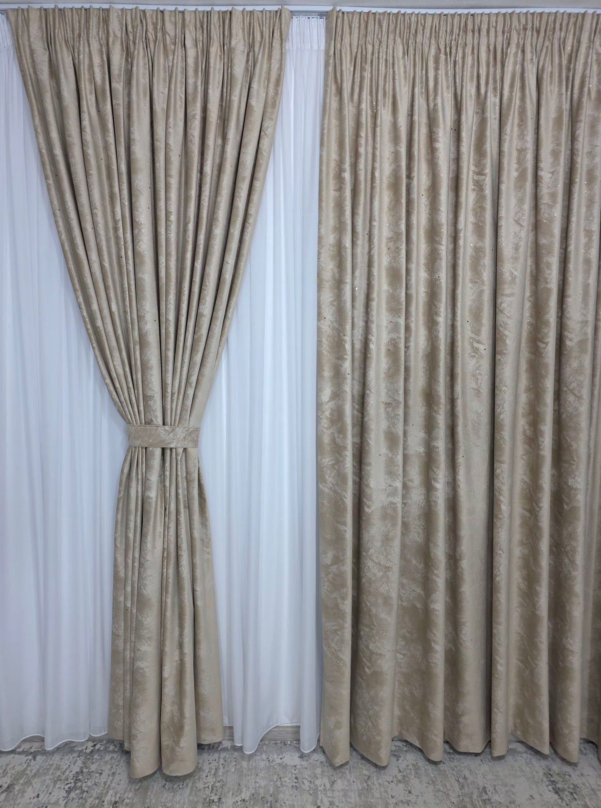 Set Perdea voal Premium și Draperie Catifea Crem cu Paiete Aurii – Perfect pentru Livinguri si Dormitoare unde se doreste un efect de stralucire
