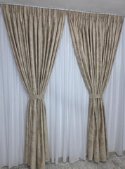 Draperie Catifea Crem cu Sclipici si Paiete Aurii-ideala pentru living sau dormitor unde se doreste un efect de stalucire si un plus de eleganta