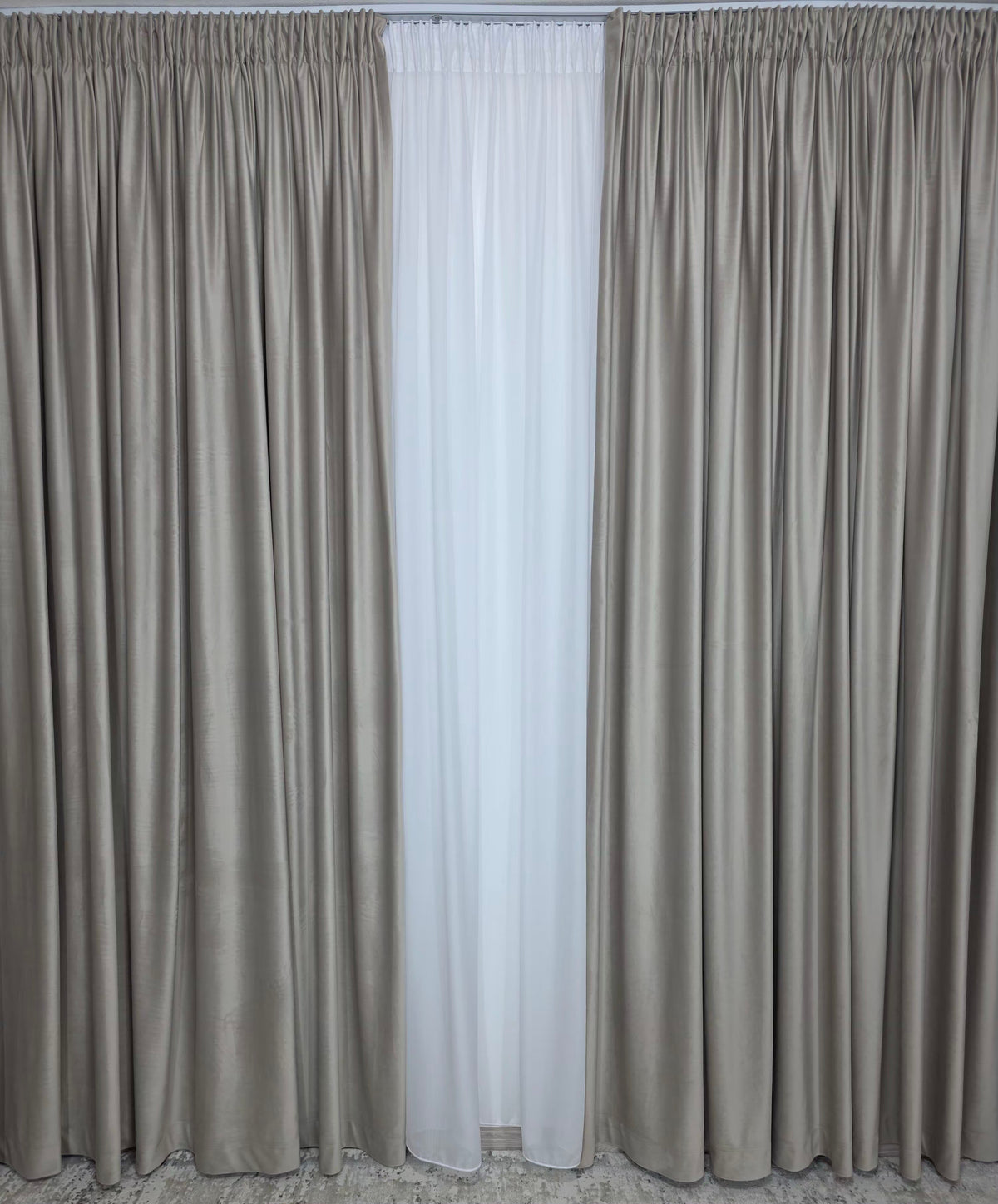 Set Perdea Voal Premium Jorjet si Draperie Simpla Catifea Grej Deschis – Blackout 70% – Ideal pentru Livinguri si Dormitoare Moderne – Confectionat pe Comanda Casablanca Magazin
