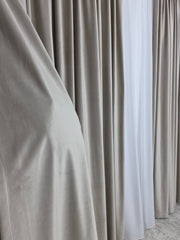 Draperie Simpla Catifea Grej Deschis – Combinatie Eleganta intre Crem si Gri – Blackout 70% – Ideala pentru Living si Dormitor – Confectionata pe Comanda Casablanca Magazin