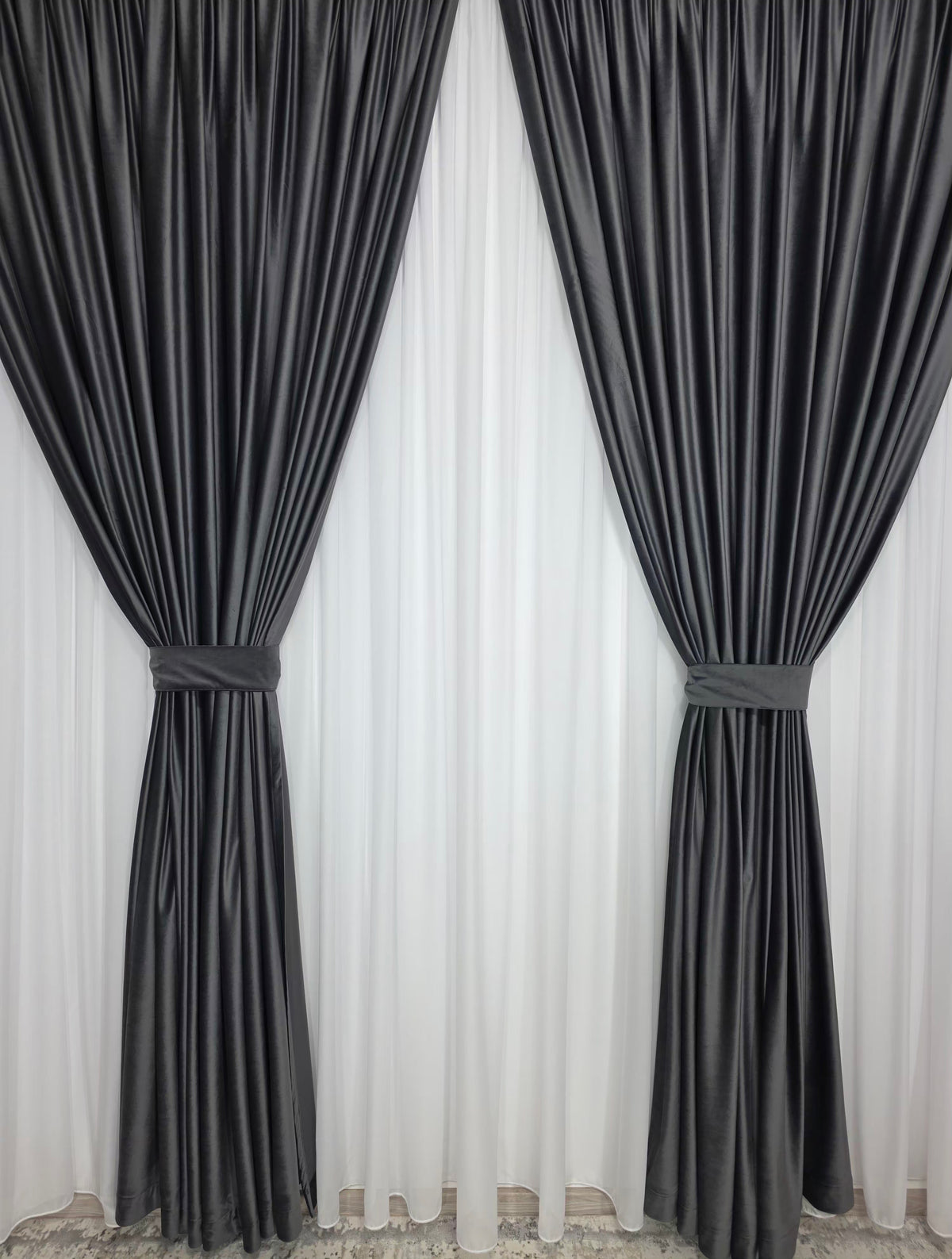 Set Matei: Perdea Premium Voal Alb Jorjet si Draperie Simpla Catifea Gri inchis antracit – Ideal pentru Livinguri si Dormitoare in nuante de alb, gri sau crem – Confectionat pe Comanda Casablanca Magazin