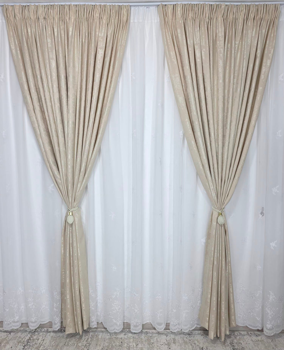 Set Granada: Perdea alba tip in-model floral si Draperie Crem Deschis pentru Living si Dormitor Crem-Confectionat la Comanda Casablanca Magazin