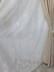 Set Granada: Perdea alba tip in-model floral si Draperie Crem Deschis pentru Living si Dormitor Crem-Confectionat la Comanda Casablanca Magazin