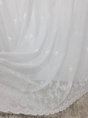 Perdea alba material plin ca textura tip in cu flori albe model Granada
