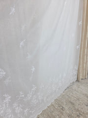 Perdea alba material plin ca textura tip in cu flori albe model Granada