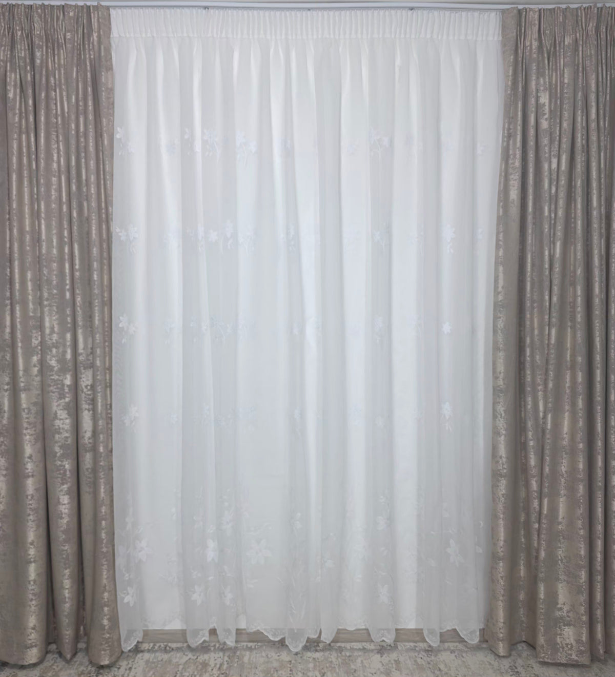 Set Amalia: Perdea alba tip in-model floral si Draperie Crem-Gri Grej pentru Living si Dormitor in nuante de alb,gri Crem-Confectionat la Comanda Casablanca Magazin