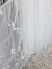 Set Amalia: Perdea alba tip in-model floral si Draperie Crem-Gri Grej pentru Living si Dormitor in nuante de alb,gri Crem-Confectionat la Comanda Casablanca Magazin