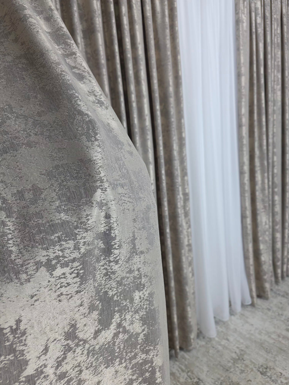 Set Monalisa Colectia Decortiva Grej: perdea premium voal alb simpla si draperie tip vopsea decorativa crem gri grej-Ideal pentru livinguri si dormitoare moderne-Confectionata pe comanda Casablanca Magazin