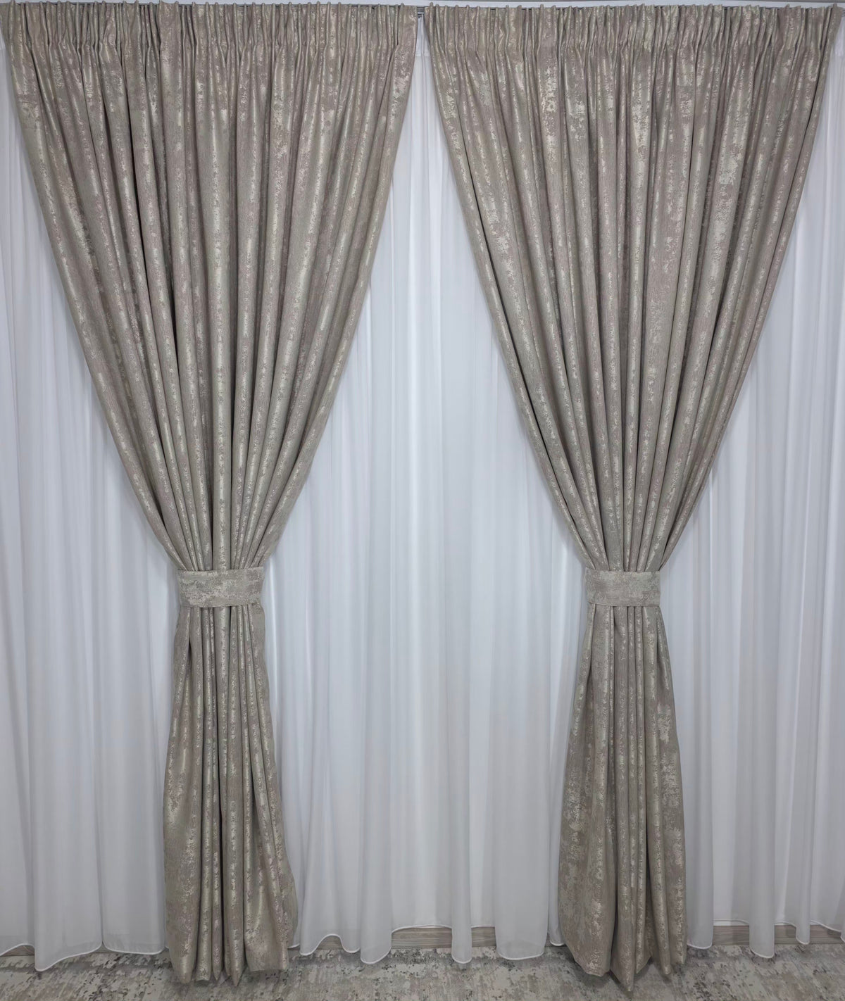 Set Colectia Decortiva Bej: perdea premium voal alb simpla si draperie tip vopsea decorativa bej-Ideal pentru livinguri si dormitoare moderne-Confectionata pe comanda Casablanca Magazin
