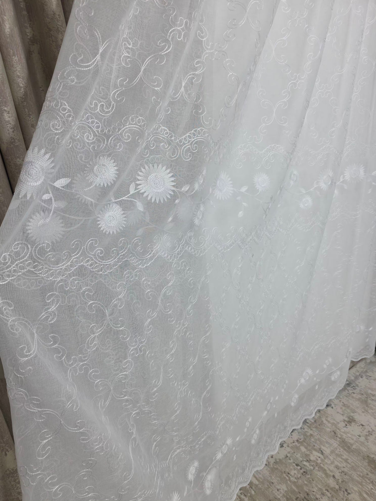 Set Mihai: Perdea alba tip in-model floral si Draperie Crem-Bej pentru Living si Dormitor Crem-Confectionat la Comanda Casablanca Magazin