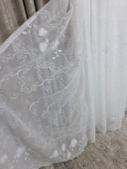 Perdea alba material plin ca textura tip in cu flori albe model Mihai